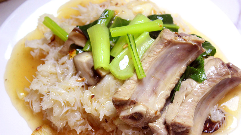 ราดหน้าซี่โครงหมูตุ๋น