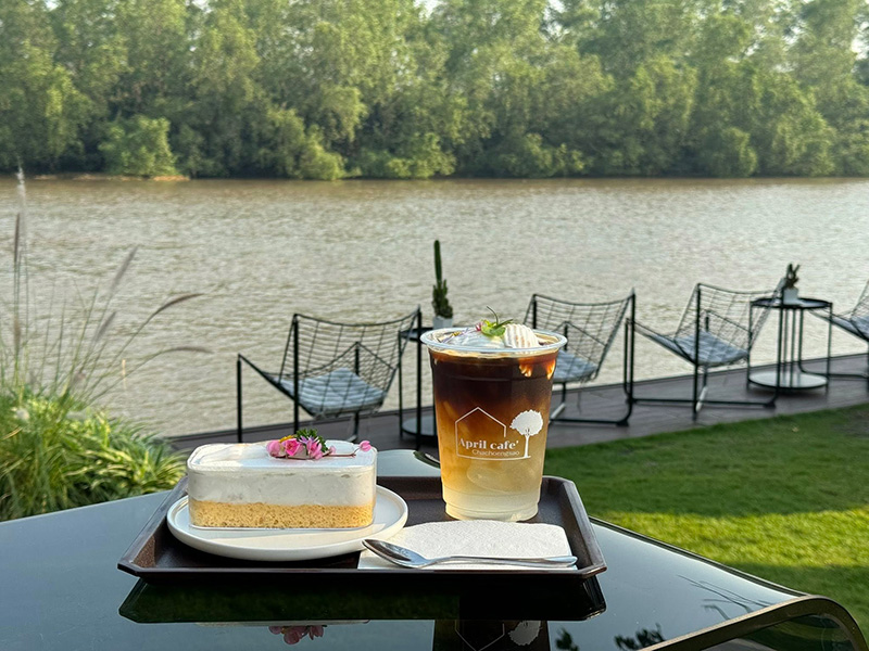 คาเฟ่ริมน้ำ ร้าน April cafe’ จังหวัดฉะเชิงเทรา