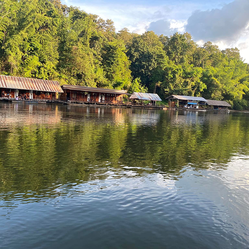 บรรยากาศ แพกิ่งไผ่ไทรโยค