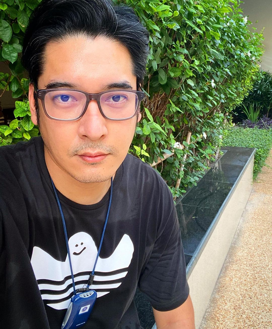 วี วีรภาพ