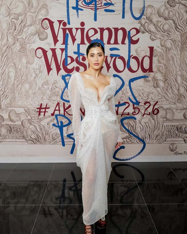 ปู ไปรยา ลุคฟรอนต์โรว์ เฉิดฉายสะดุด หลังร่วมชมแฟชั่นโชว์ 