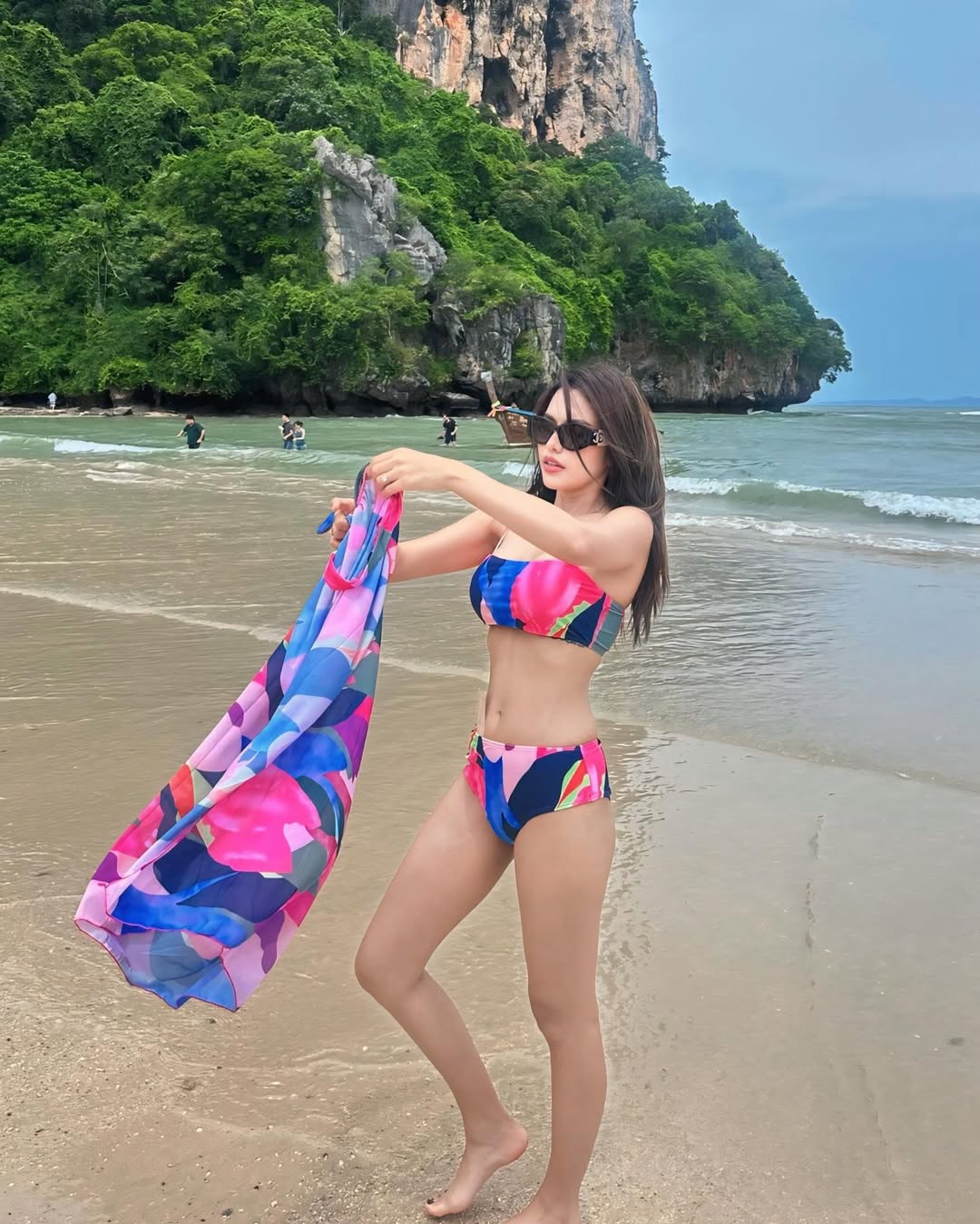 ธัญญ่า อาร์สยาม นุ่งทูพีซ อวดหุ่นสวยฮอตฉ่า ริมชายหาดกระบี่