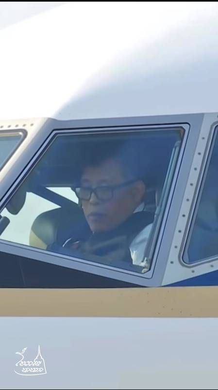 ในหลวง - พระราชินี ทรงขับเครื่องบินพระที่นั่ง