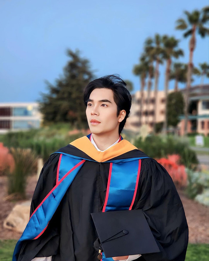 เอม สรรเพชญ์ ลูกชาย ดู๋ สัญญา สวมชุดครุยเรียนจบจากสหรัฐอเมริกา