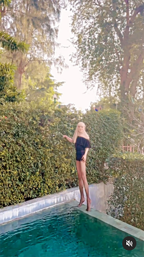 พี่เอ ศุภชัย ปล่อยคลิปแซ่บเดินสับริมสระ ขาเรียวยาว จน อั้ม พัชราภา ยังแซว  