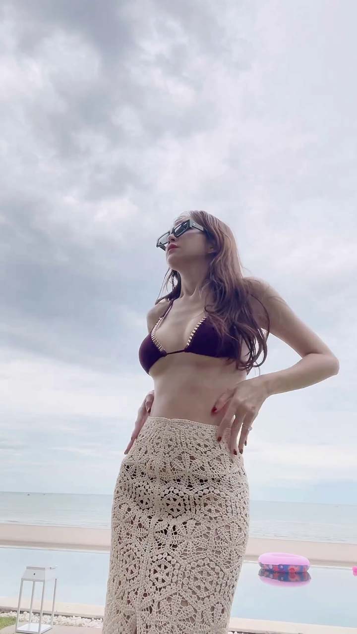 เป้ย ปานวาด ชุดว่ายน้ำ