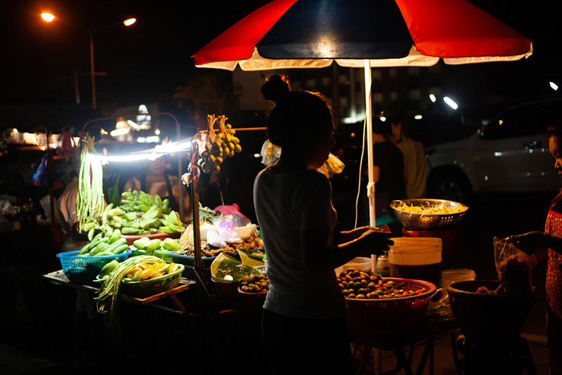 ตลาดโต้รุ่ง