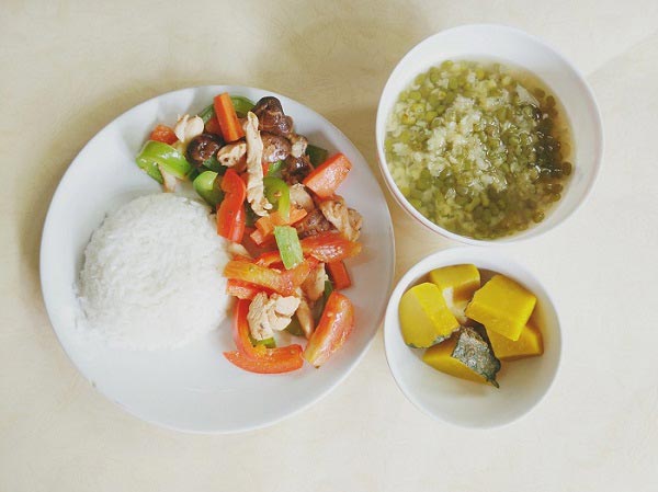 ผัดพริกหวานเห็ดหอมและอกไก่ 