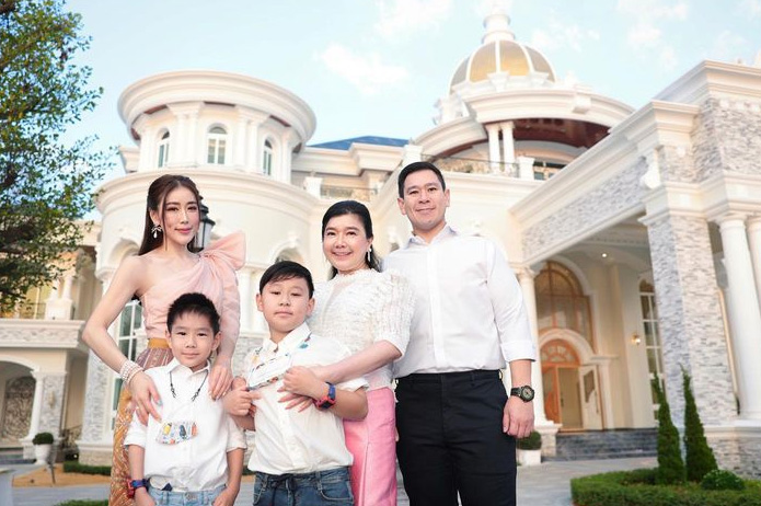 เอิร์น จิรวรรณ ประวัติ