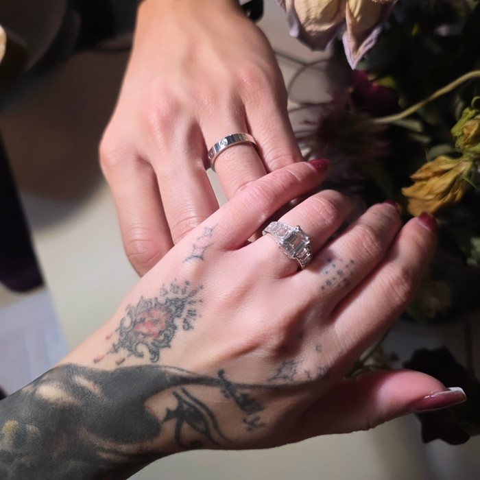 ปราง ปรางทิพย์ อวดแหวนเพชร นิ้วนางข้างซ้าย