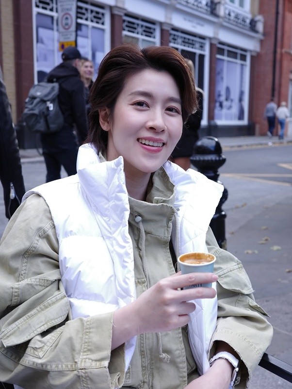 เชียร์ ฑิฆัมพร ควง หมิว รังสินี แจกโมเมนต์มุ้งมิ้ง ๆ ที่อังกฤษ  