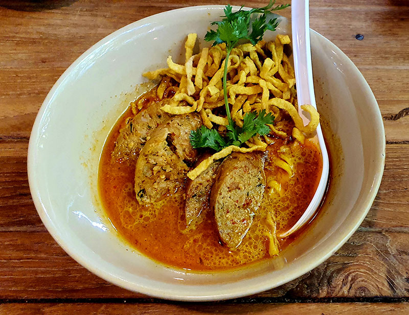 เมนูข้าวซอยไส้อั่วย ที่ร้านข้าวซอยนิมมาน เชียงใหม่