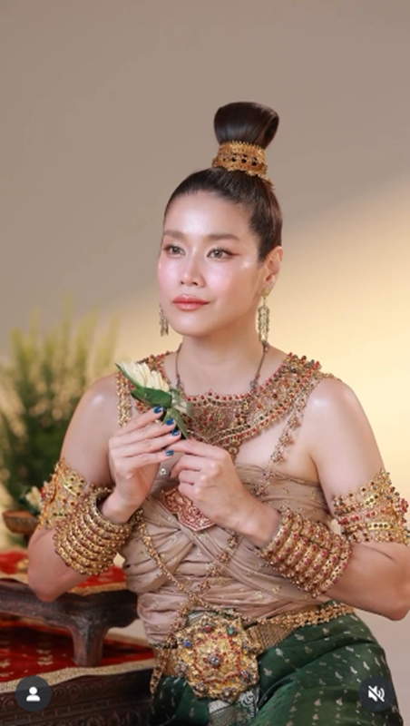 กบ พิมลรัตน์ แต่งชุดไทย สุริโยไท