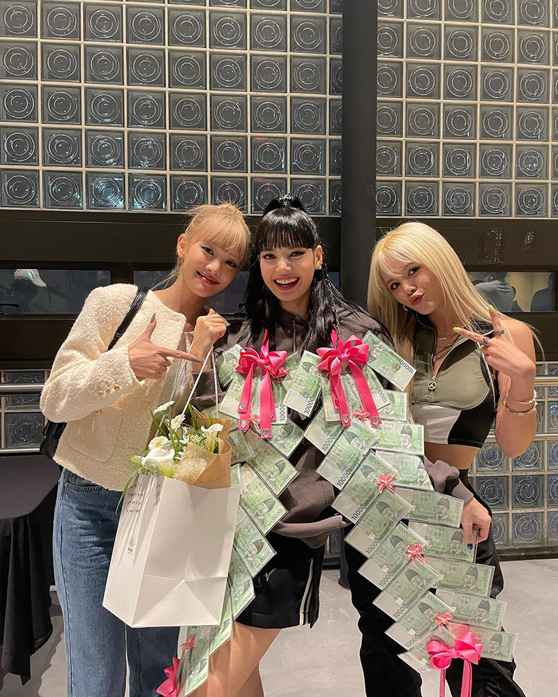 ลิซ่า BLACKPINK ขึ้นคอนเสิร์ต สร CLC - มินนี่ (G)I-DLE พวงมาลัยแม่ยกก็มา