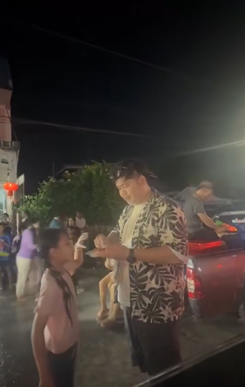 ป้อนข้าวเด็ก