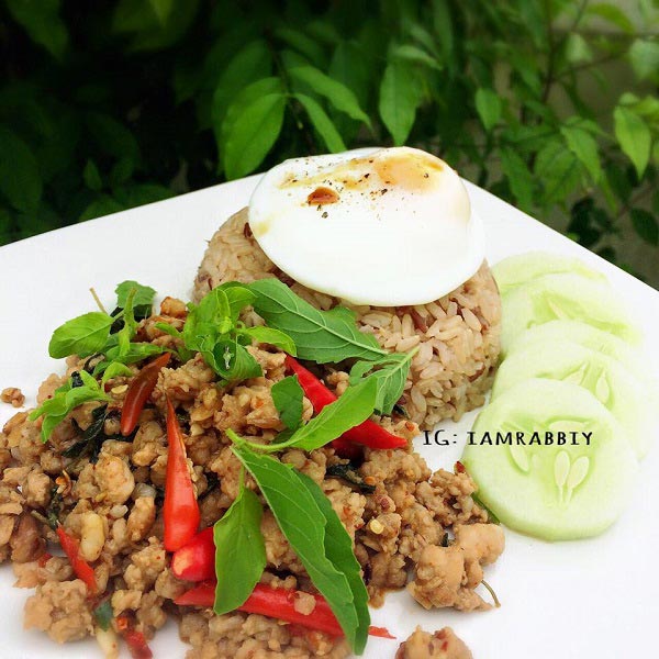 กะเพราหมูสับไข่ดาว