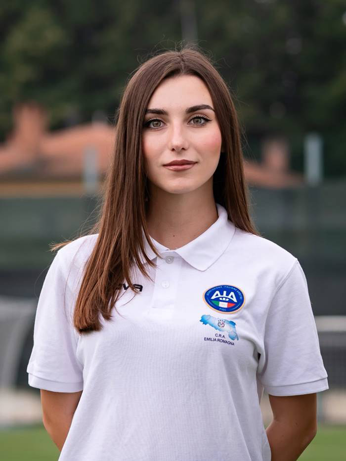 รู้จัก จูเลียน่า วิจิเล่ ผู้กำกับเส้นสาว ลีกรองอิตาลี สวยแซ่บสะกดตา แฟนบอลฮือฮา 