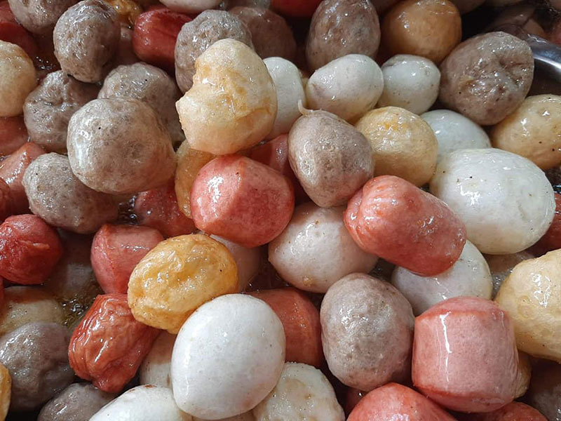 ลูกชิ้นยืนกิน