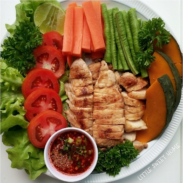 อกไก่ย่างน้ำจิ้มแจ่ว