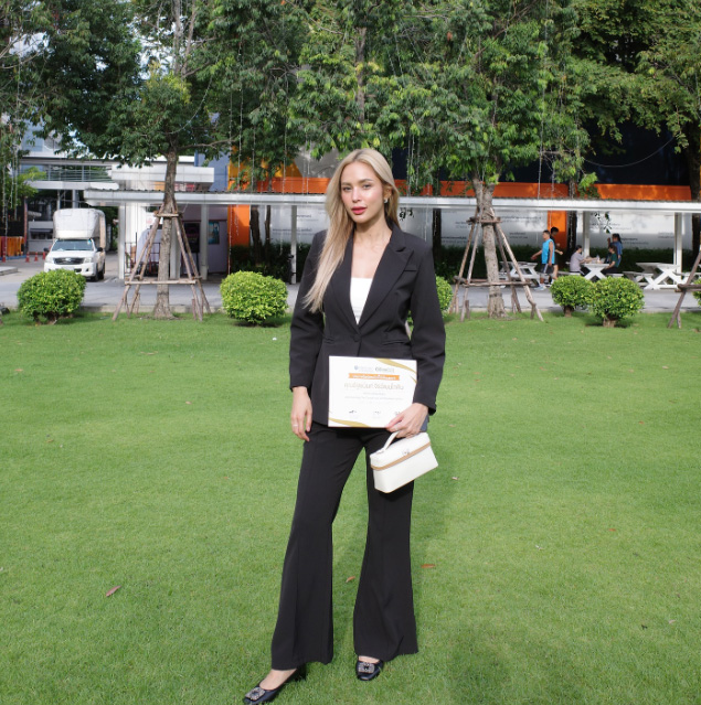 อุ้ม ลักขณา ประวัติ