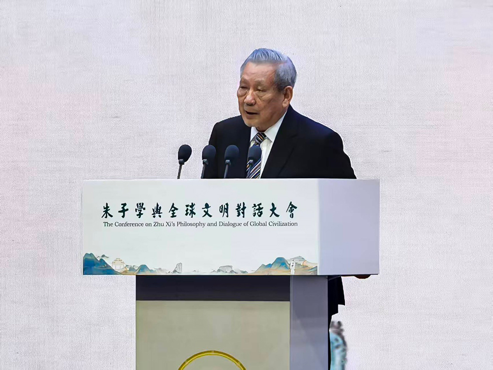 นายพินิจ จารุสมบัติ