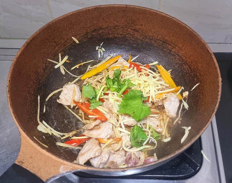 หมูผัดขิง