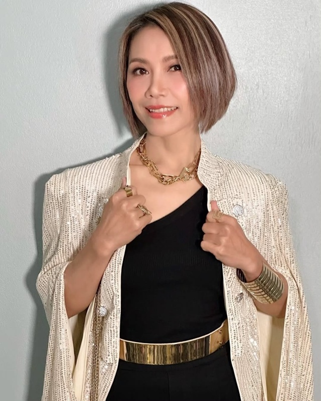 แอม เสาวลักษณ์ รวมตัวแก๊งสาว สาว สาว พร้อมแคปชั่นโบ๊ะบ๊ะฮาลั่น