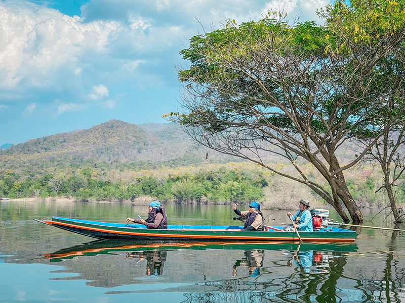 วัดบ้านเก่าจมน้ำ ชมต้นฉำฉากลางน้ำ ลำพูน