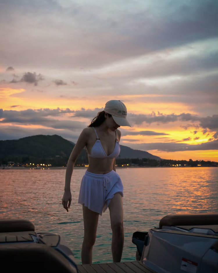 พิม พิมประภา ชีเสิร์ฟ นุ่งบิกินี่ชมอาทิตย์ตกดินริมทะเลสาป