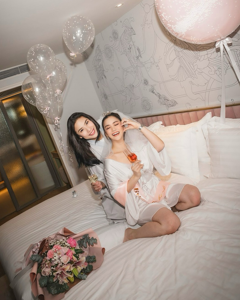 หมิง ชาลิสา ควงว่าที่สามีแจกการ์ดงานแต่งเรียบหรู 