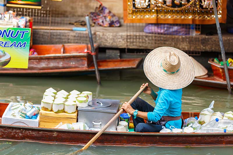 น้ำมะพร้าวน้ำหอม ตลาดน้ำดำเนินสะดวก ราชบุรี
