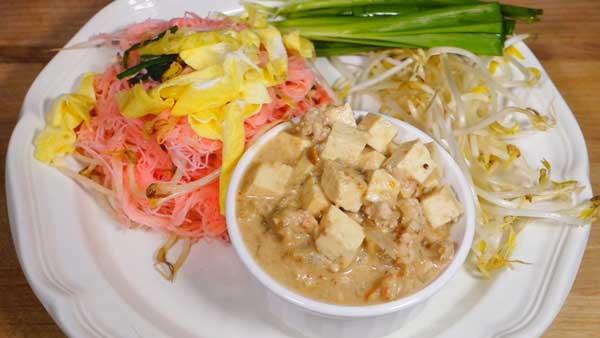 ผัดหมี่กะทิสีชมพู