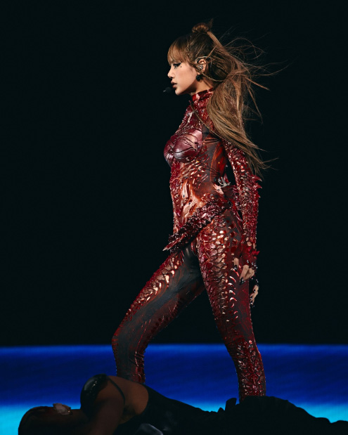 ลิซ่า BLACKPINK ปังไม่หยุด กับ 3 ลุคที่ถูกยกเป็นชุดที่ดีที่สุดบนเวที Coachella 2025