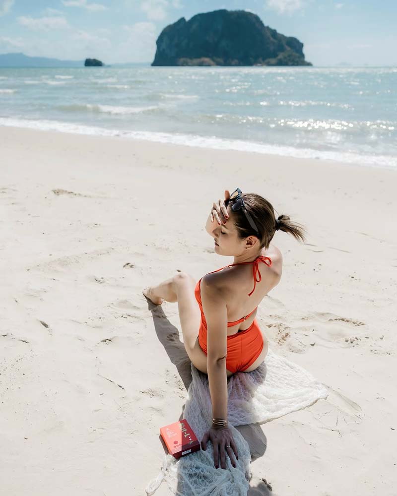 หญิง รฐา ใส่วันพีซแหวกเว้าทั้งตัว ปล่อยอารมณ์ชิล ๆ ริมชายหาด