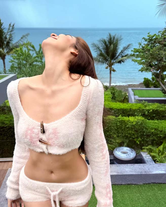 จีน่า เดอะเฟซ นุ่งสั้น โชว์เอวคอดกิ่ว ส่ายสะโพกโยกย้าย ทำเอฟซีใจละลาย