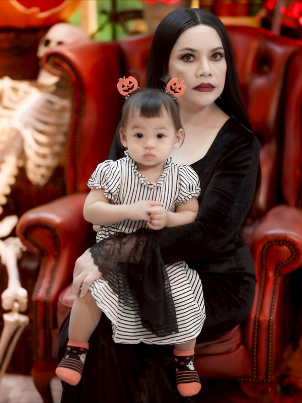 หนูแหม่ม สุริวิภา ควง บ๊อบบี้ และลูก ๆ แต่งผีฮาโลวีน Addams Family