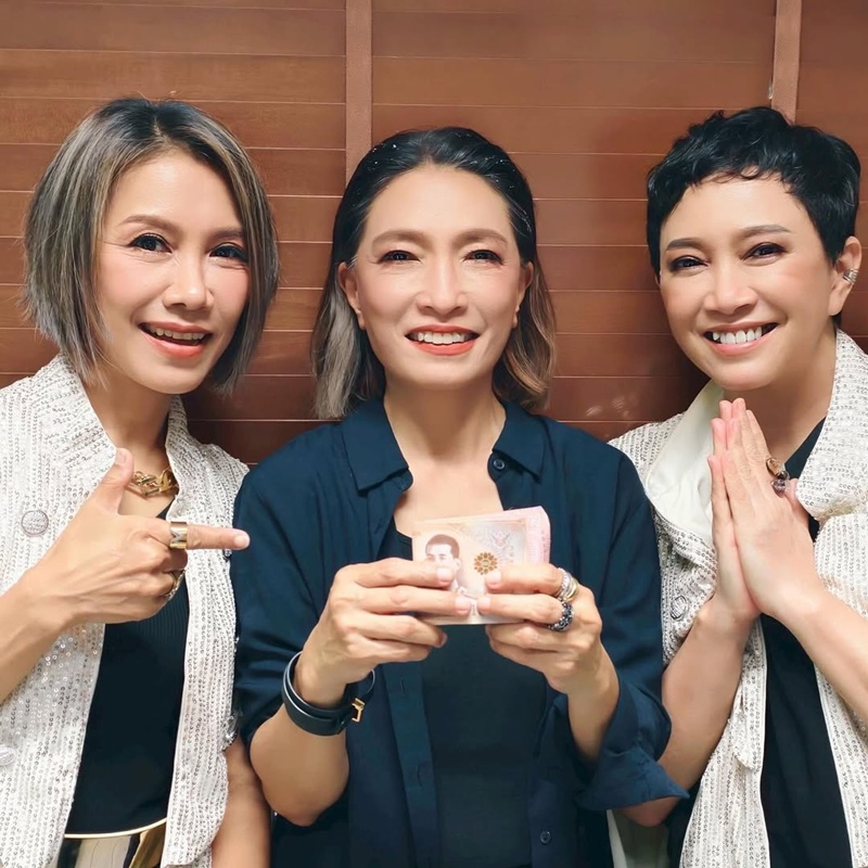 แอม เสาวลักษณ์ รวมตัวแก๊งสาว สาว สาว พร้อมแคปชั่นโบ๊ะบ๊ะฮาลั่น