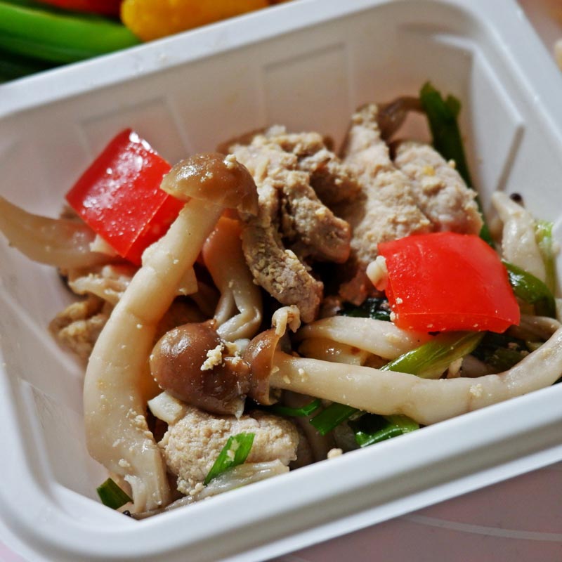 อกไก่ผัดเห็ดชิเมจิดำ