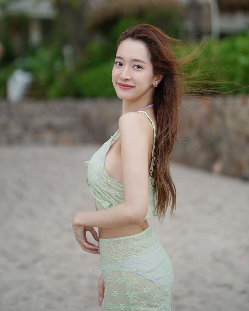 ชิงชิง คริษฐา นางเอกวิกหมอชิต แจกความสดใส ริมทะเล