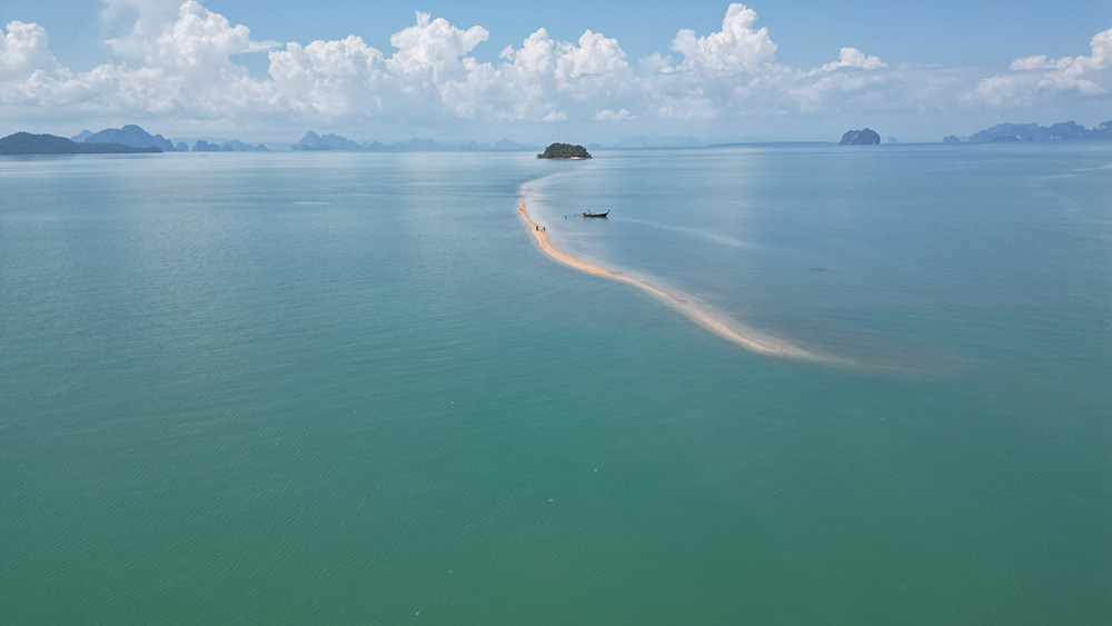 ทะเลแหวกสันหลังมังกร เกาะพลอง