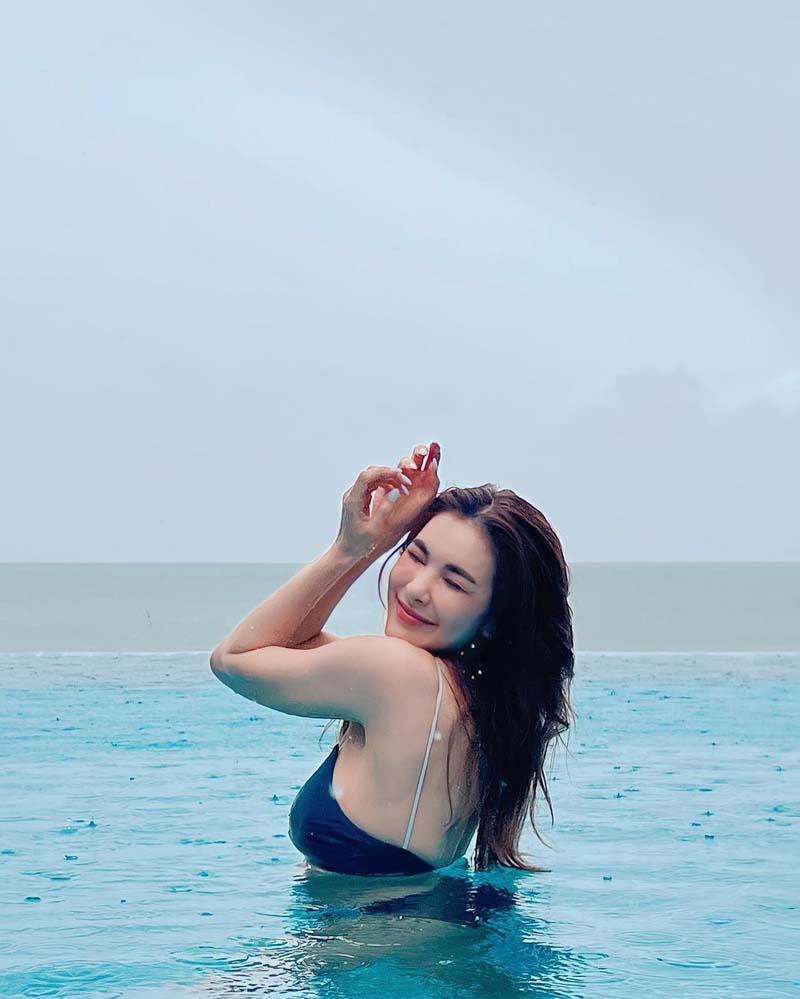 โบว์ เบญจวรรณ  ชุดว่ายน้ำ