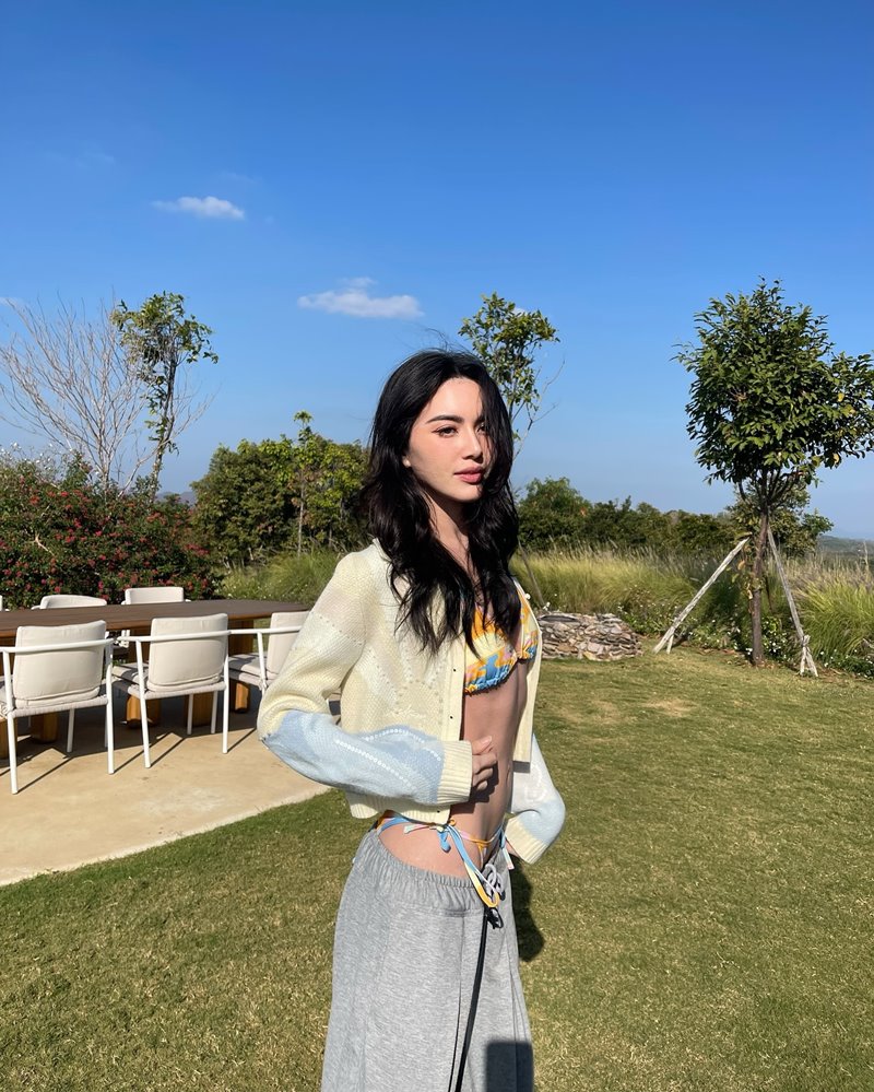 ใหม่ ดาวิกา แซ่บรับต้นปี โชว์บิกินี่กับเอวเอส ณ เขาใหญ่ 16 องศา แต่ฮอตมาก !