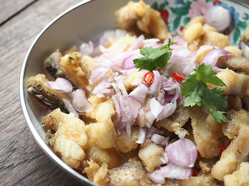 ยำปลาสลิดสมุนไพร เมนูปลาสลิด รวมสูตรเมนูปลาสลิด อาหารไทย สูตรอาหาร