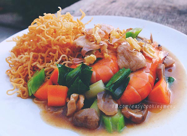 ราดหน้ารวมมิตร เส้นมาม่ากรอบ