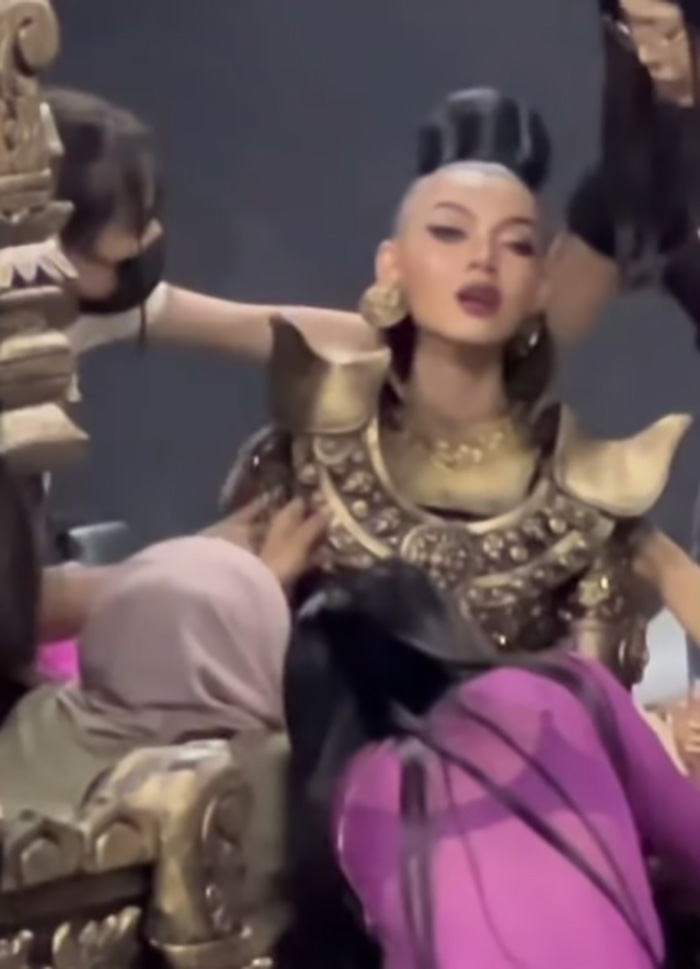 ขุดวีรกรรม แตแต ให้ช่างปลอมตัว ให้เพื่อนนางงามกราบชุด