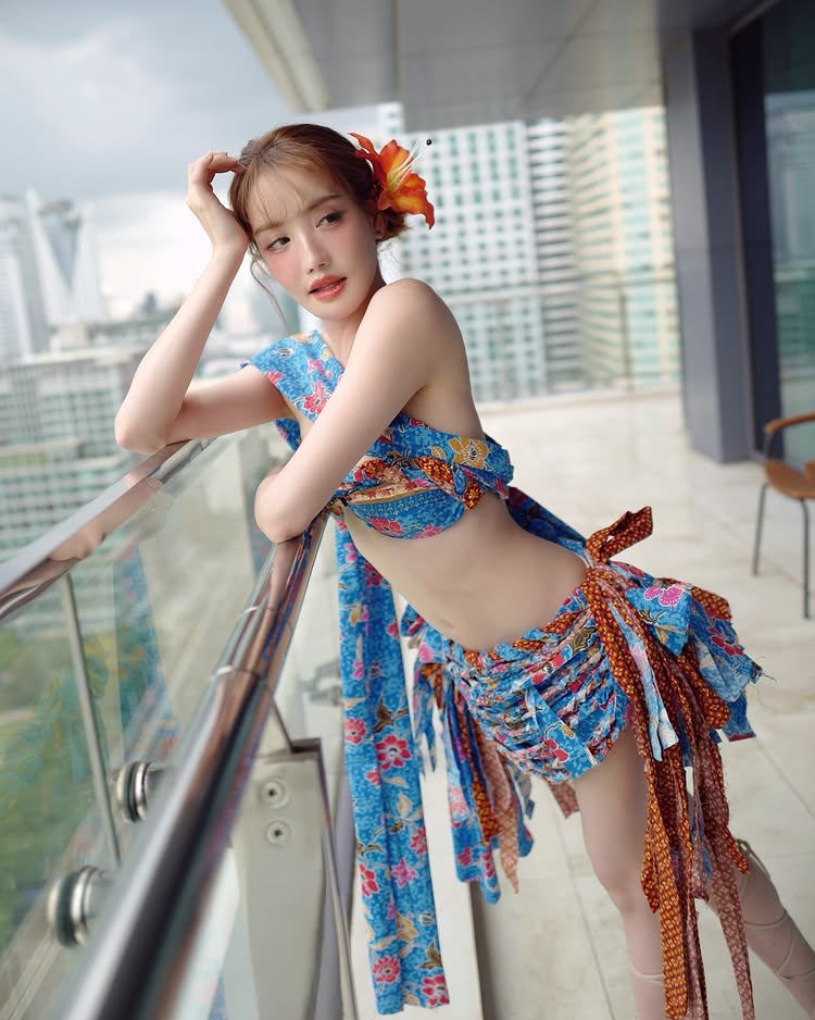 แกรนด์ กรณ์ภัสสร เสิร์ฟลุคเซ็กซี่กับแฟชั่นผ้าไทยที่ทำจากผ้าถุง