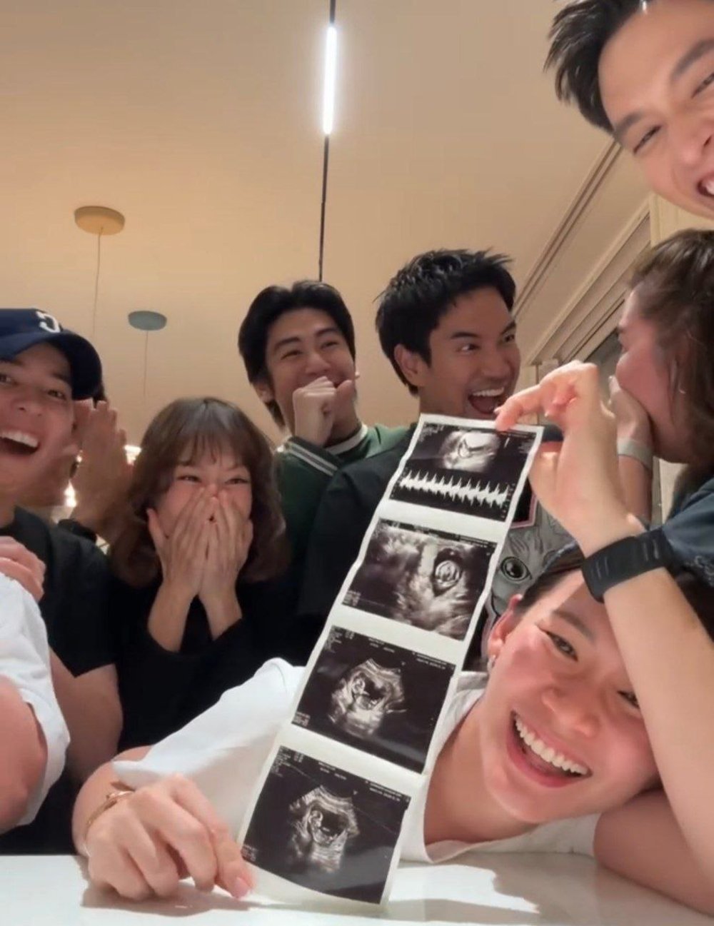 เปิดโมเมนต์ เจมส์จิ-โฟม เซอร์ไพรส์เพื่อน ๆ ด้วยข่าวท้อง แต่มีคนรู้ก่อน