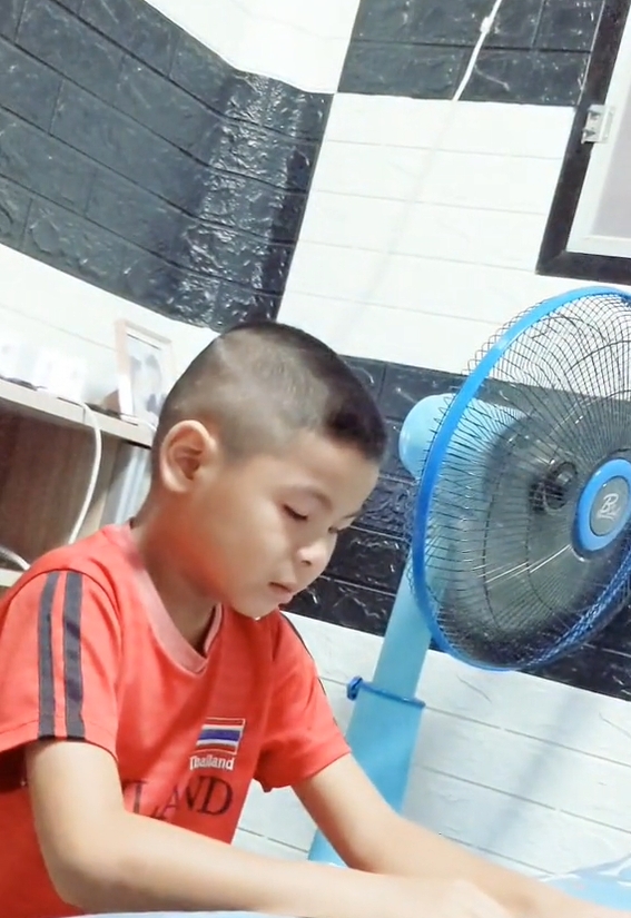 สอนลูกอ่านหนังสือ