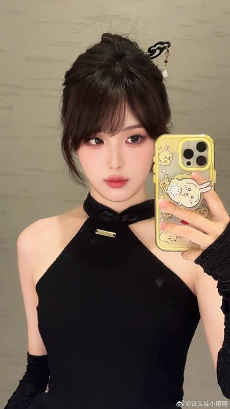 พิธีกรหญิงแต่งลุคสกินดำ