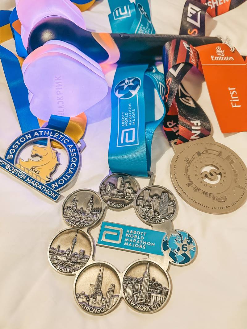 แฟนคลับมอบเหรียญวิ่งรอบโลกให้ ลิซ่า BLACKPINK 